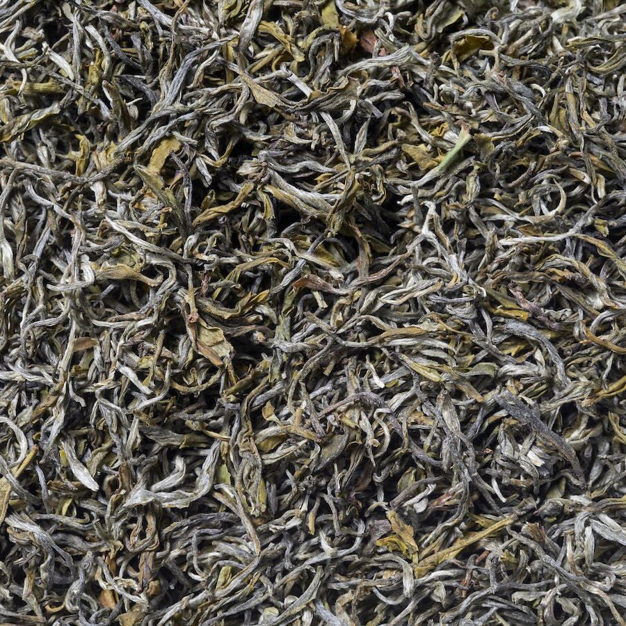 Imágen de Té blanco mao feng. Compuesto por finas hojas y gran cantidad de brotes plateados. Exquisito.